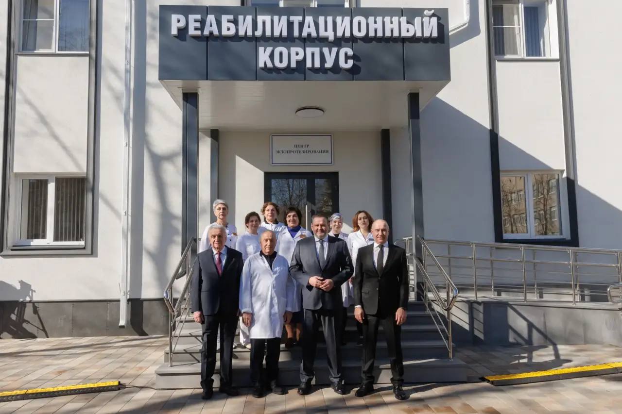 У входа в реабилитационный корпус